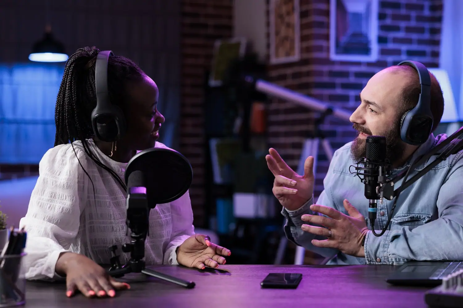 Rozwój osobisty poprzez podcasty: Najlepsze kanały edukacyjne