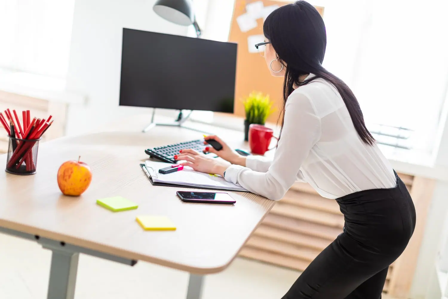 Zdrowe nawyki cyfrowe: Ergonomia pracy przy komputerze