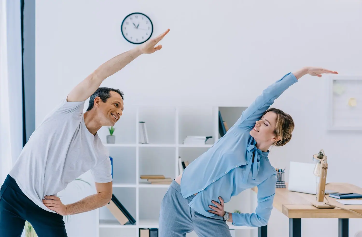 Stretching przy biurku: 5-minutowe przerwy na rozciąganie