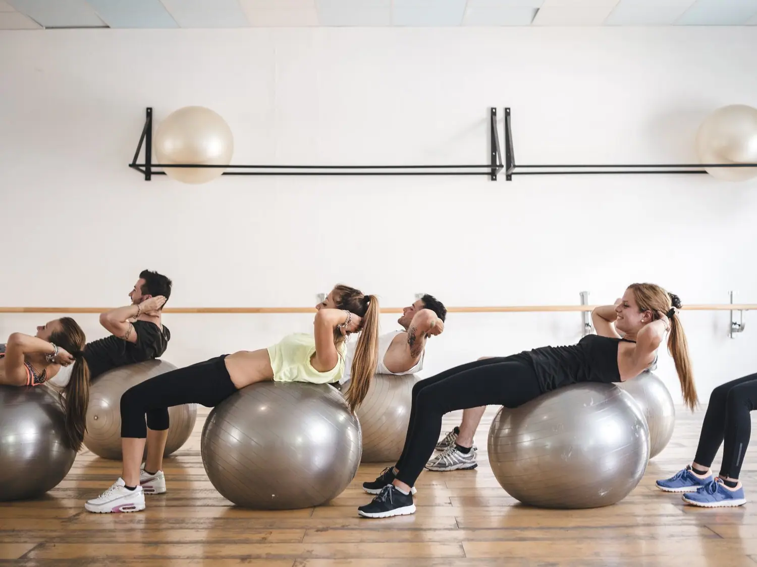 Trening z piłką gimnastyczną: Ćwiczenia wzmacniające core