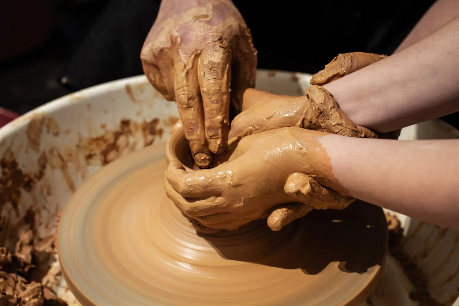 Ceramika powietrznosuszona: Jak lepić naczynia bez pieca ceramicznego
