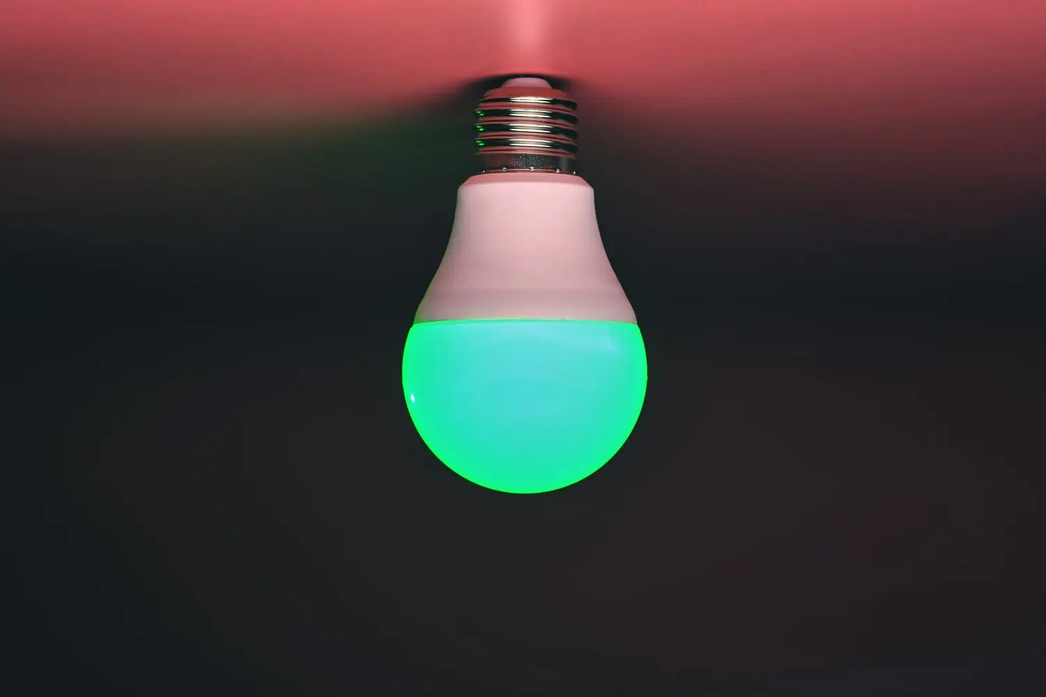 Jak wybrać inteligentne oświetlenie LED do salonu? Przegląd systemów smart light
