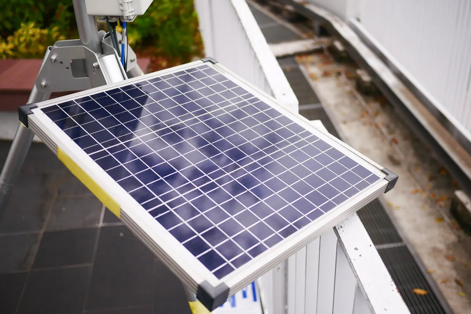 Jak zainstalować panel fotowoltaiczny na balkonie? Mała przydomowa elektrownia